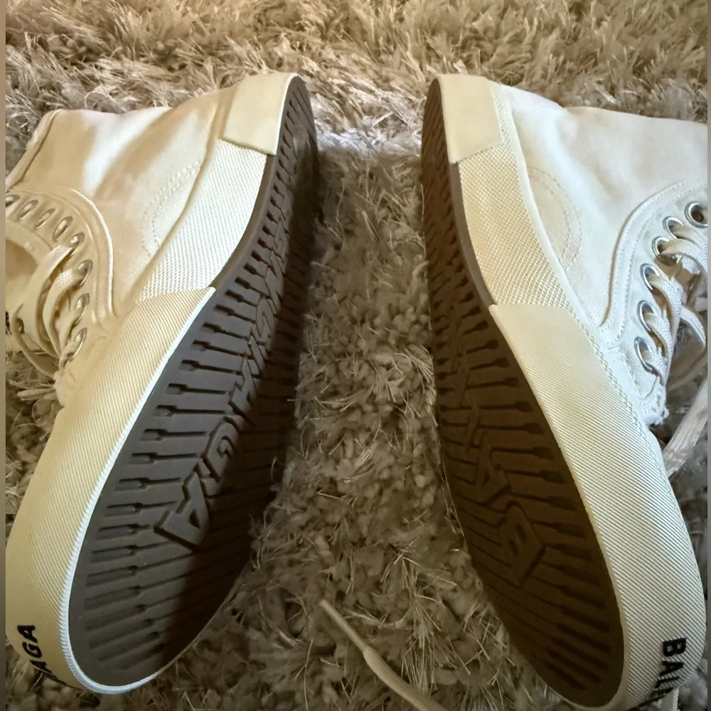 Balenciaga Off-White High-Top Sneakers - Picture 4 of 7